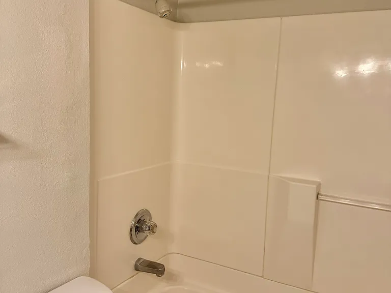 515 E Burlington St #3S — Photo 9
