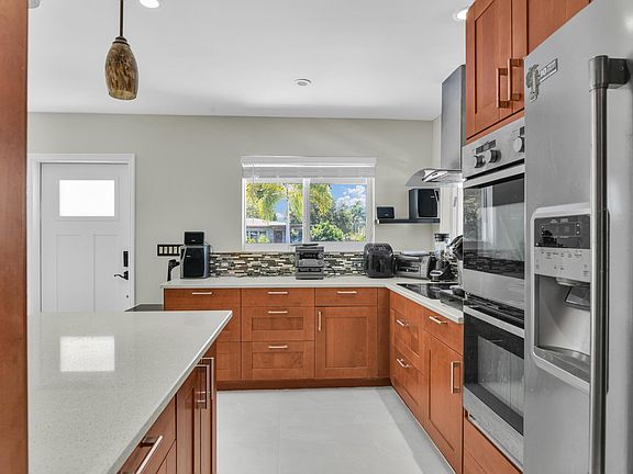 3rd image of 1218 SW 2ND Avenue