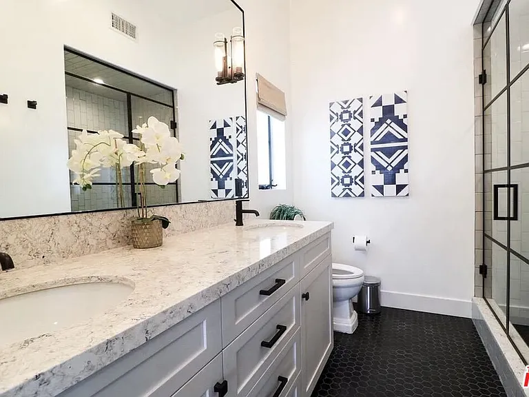 1253 S Plymouth Blvd — Photo 7