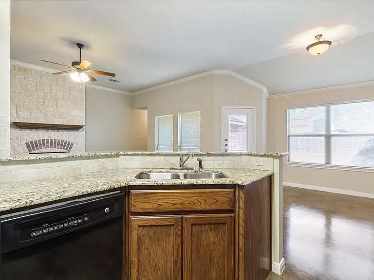 621 Monticello Cir — Photo 16