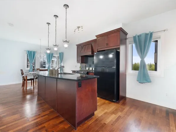 1828 NE 14th St SW #303, Calgary, AB T2T 3S9