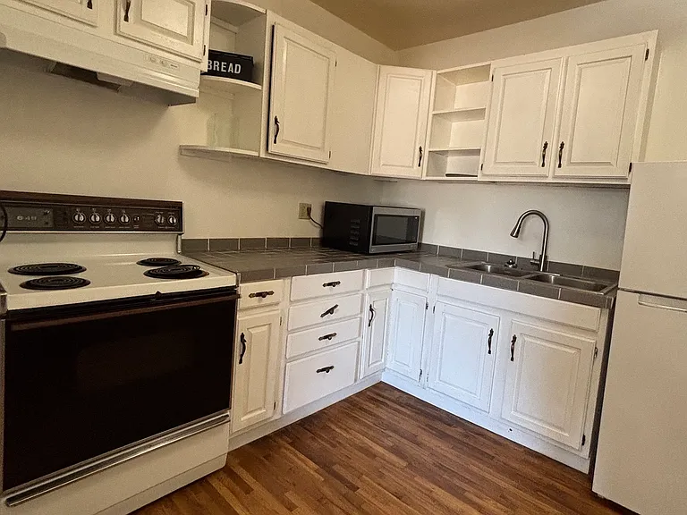 625 W 6th St #1/2 — Photo 2