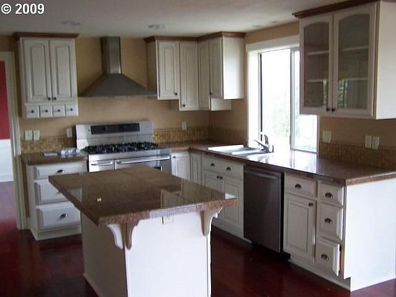 Kitchen: SS appliances, island