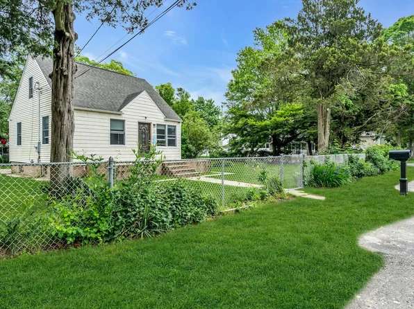 17 Lexington Road, Shirley, NY 11967