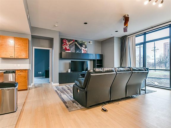 4th image of 401 E Boyd St Suite 206