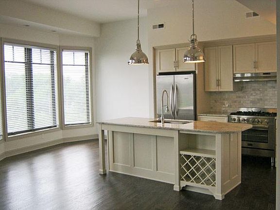 5th image of 939 N High St Unit 404