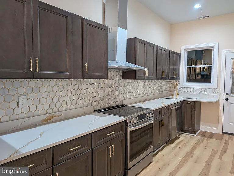 919 Stiles St — Photo 29