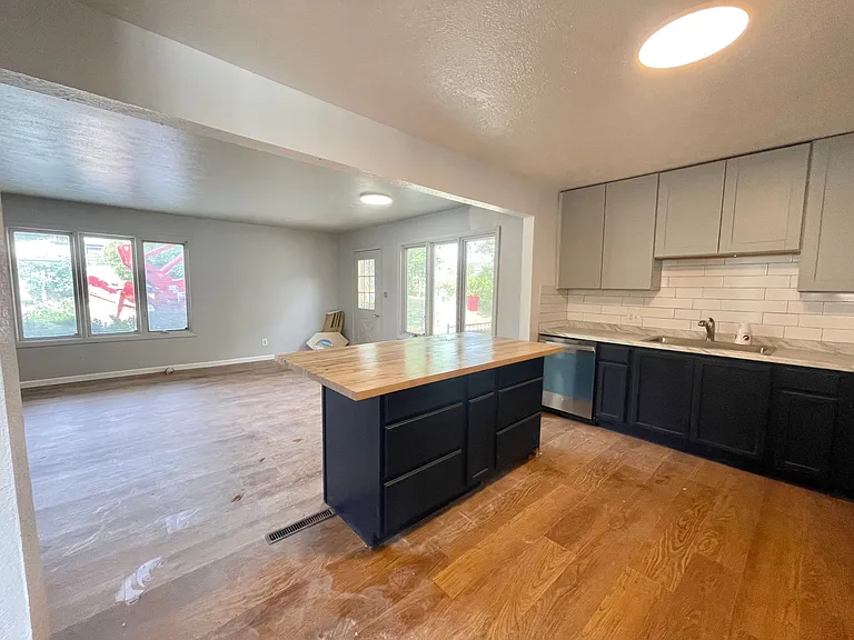 1604 S Kenwood St — Photo 3