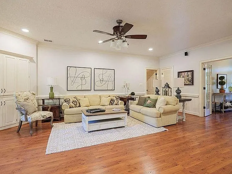 1009 Williamsburg Dr — Photo 7