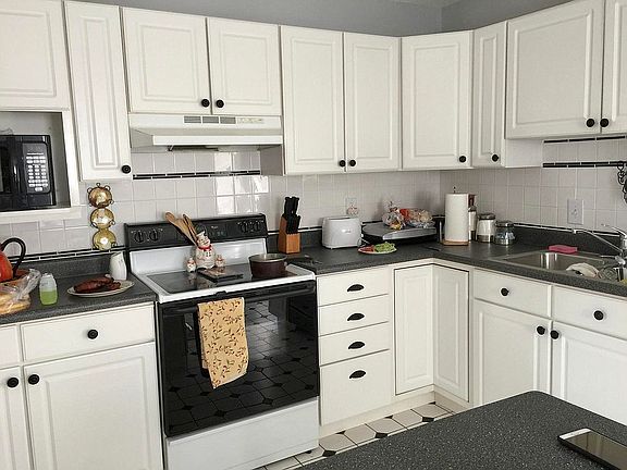 3rd image of 406 Brubaker Dr