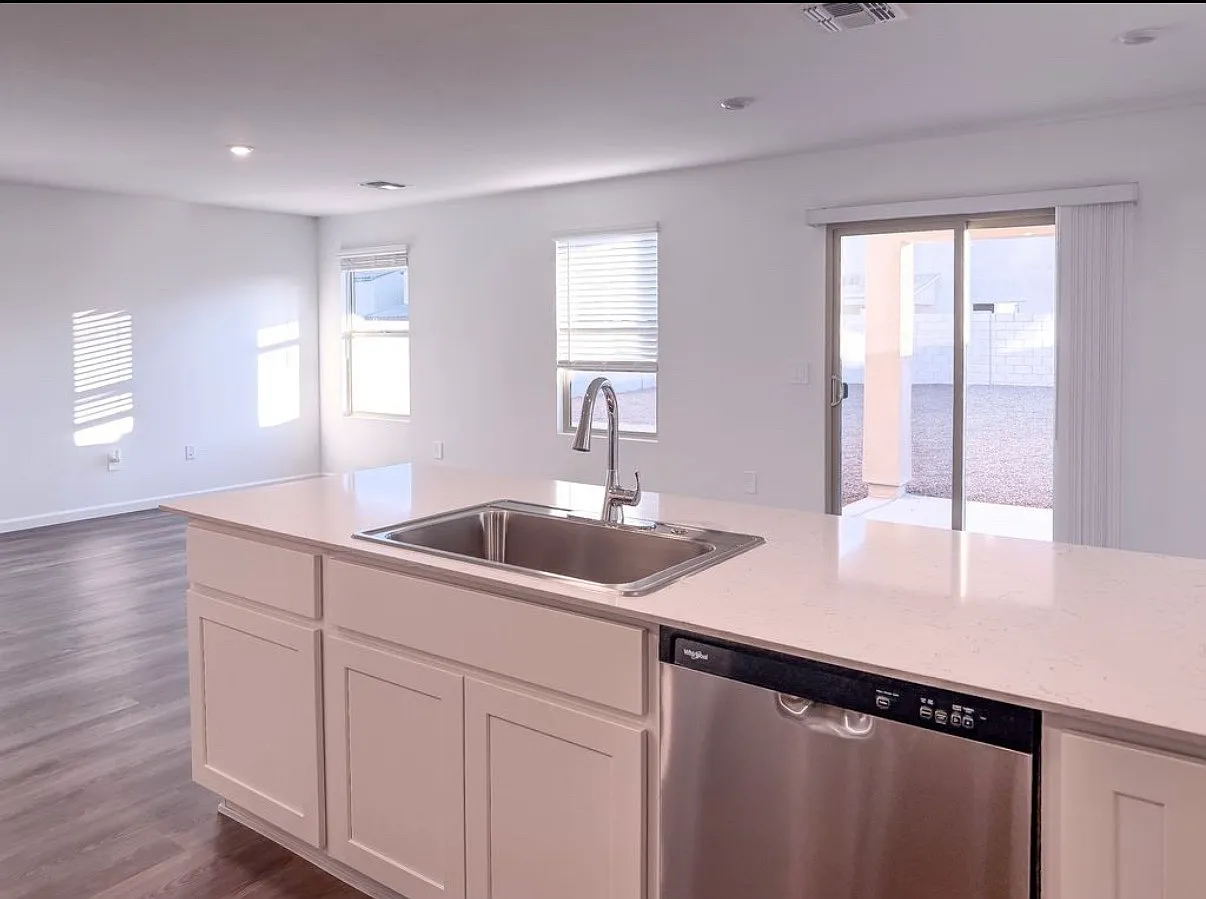 5 bed, 2179 sqft, $2,550 — Photo 2