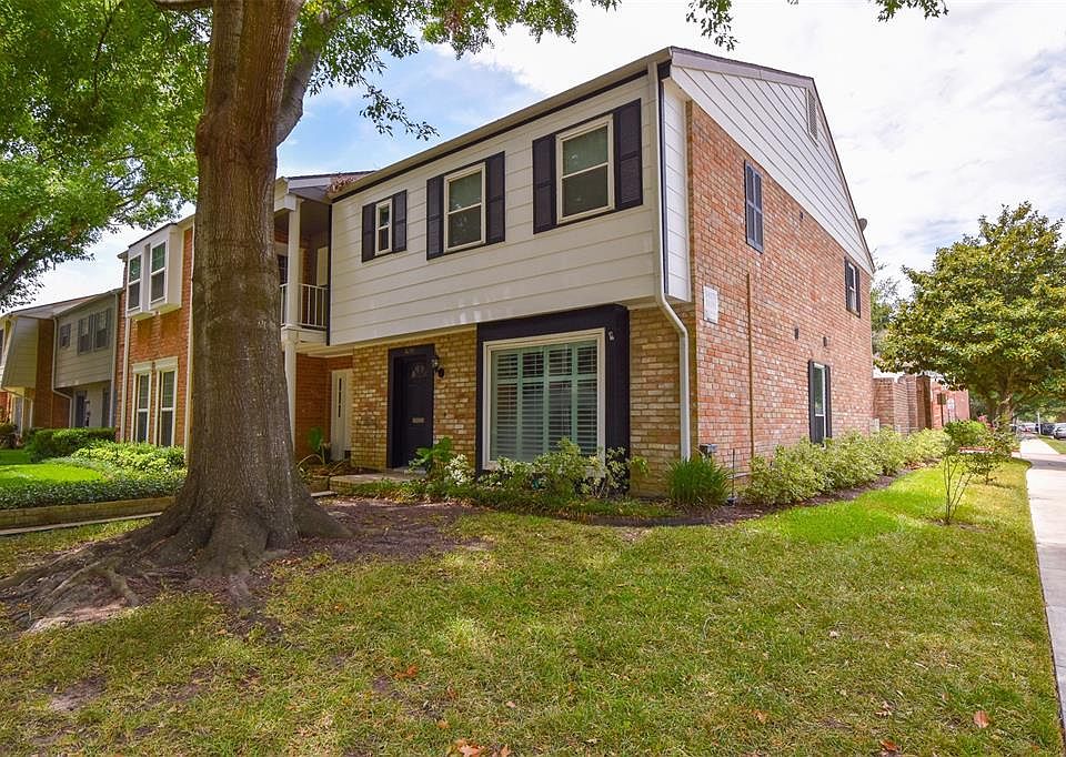 Corner unit in Memorial Club - 3 bedroom, 2.5 baths with many updates.