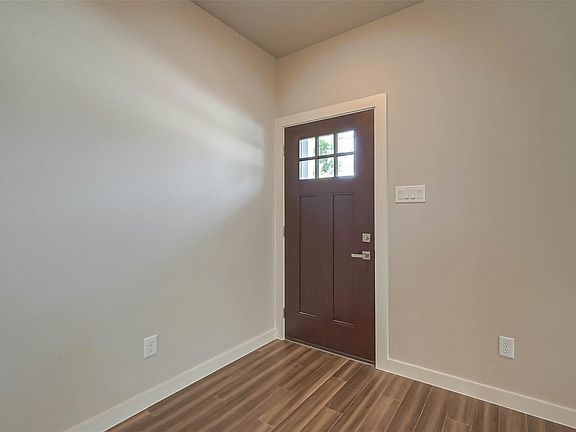 4th image of 910 King St