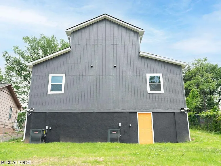 2642 Summit Ave NE — Photo 8