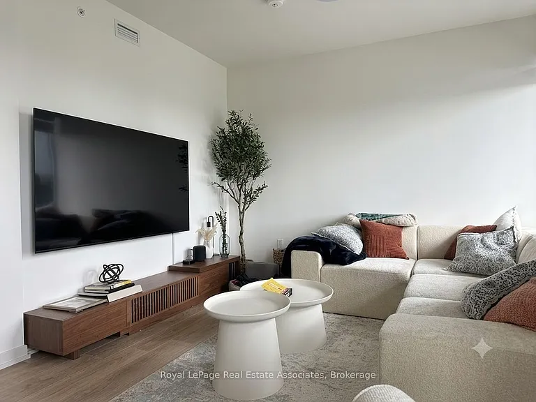 1285 Dupont St — Photo 3