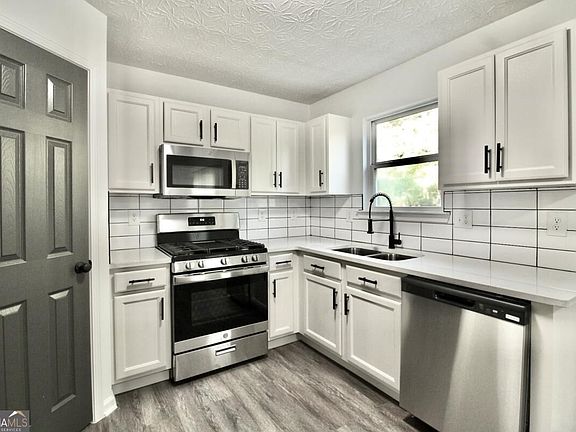 5th image of 9515 Lakeview Rd