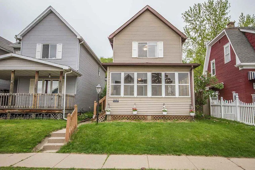 3 bed, 1.5 bath, 1358 sqft, $1,700 — Photo 1