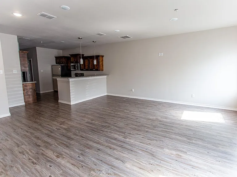 Stunning 4 Bedroom Near Tech — Photo 12