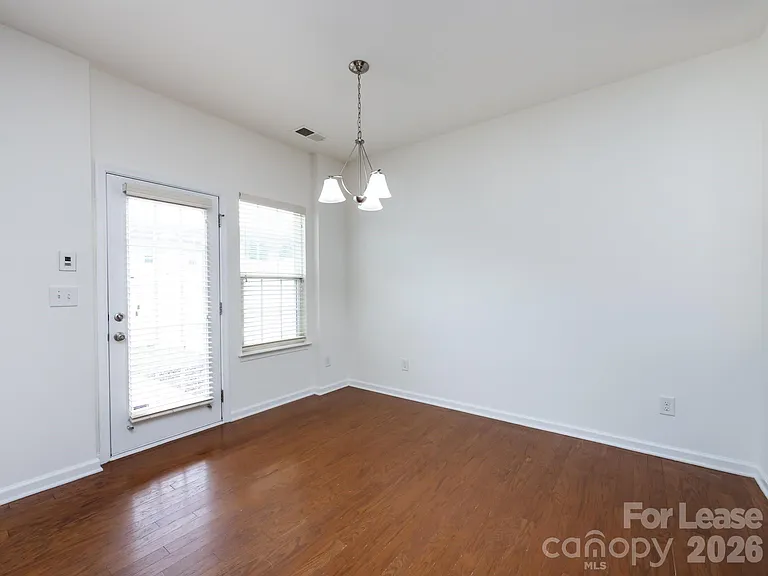 2436 Silverthorn Dr — Photo 10