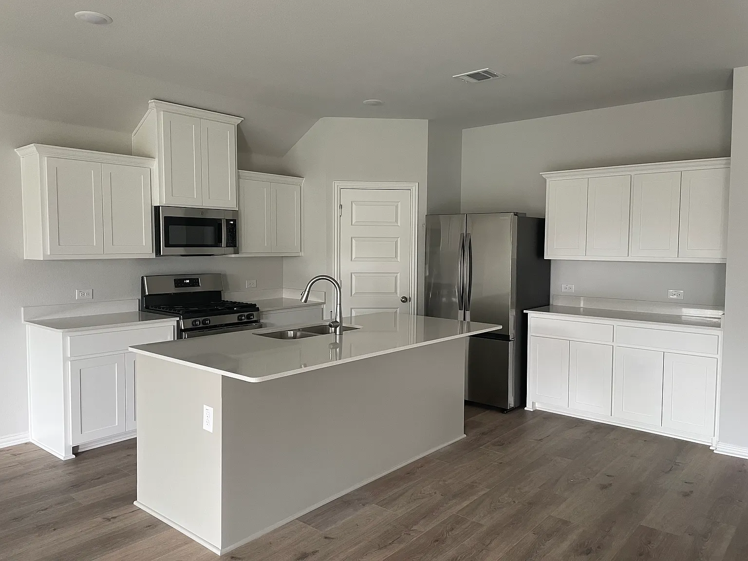 4 bed, 2000 sqft, $2,245 — Photo 3
