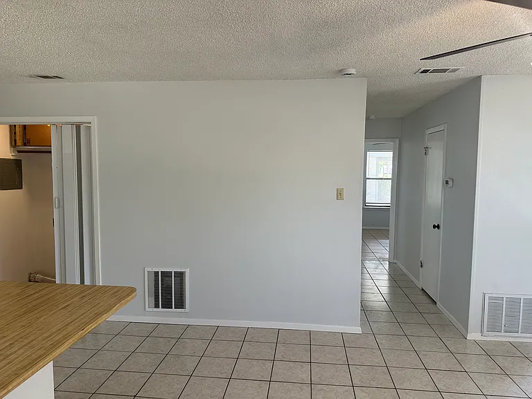 401 Adams Ln — Photo 5