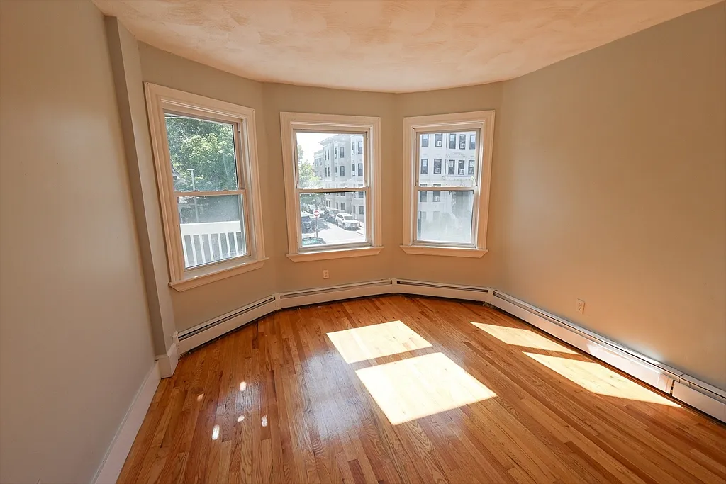 4 bed, 1.0 bath, 1400 sqft, $3,800 — Photo 2