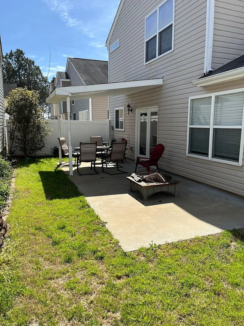 2 Bedroom Single Family Home in Woodstock — Photo 1