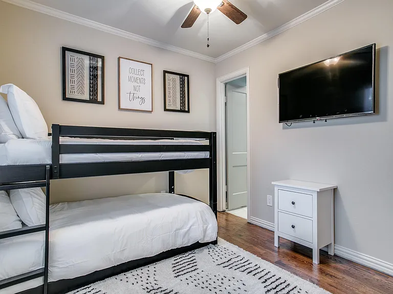 610 E Texas St — Photo 14