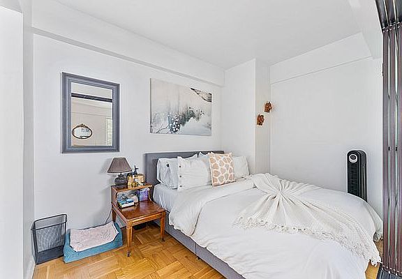 3rd image of 100 W 57th St APT 21K