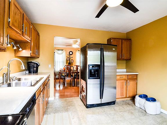 5th image of 39 Meadow Wood Dr