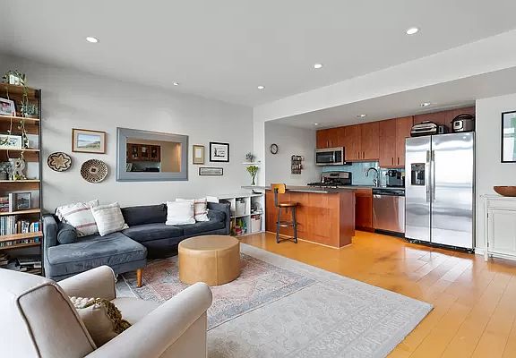 4th image of 20 Tiffany Pl APT 5N