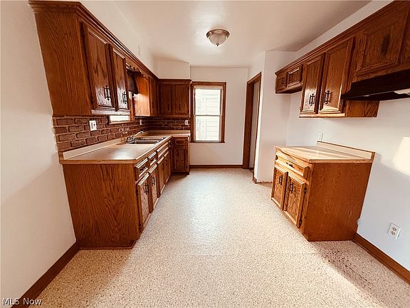 5th image of 102 Rhoda Ave
