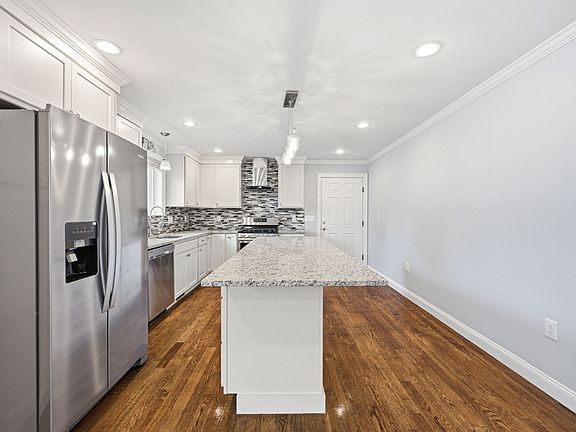 4th image of 305 Lynn St