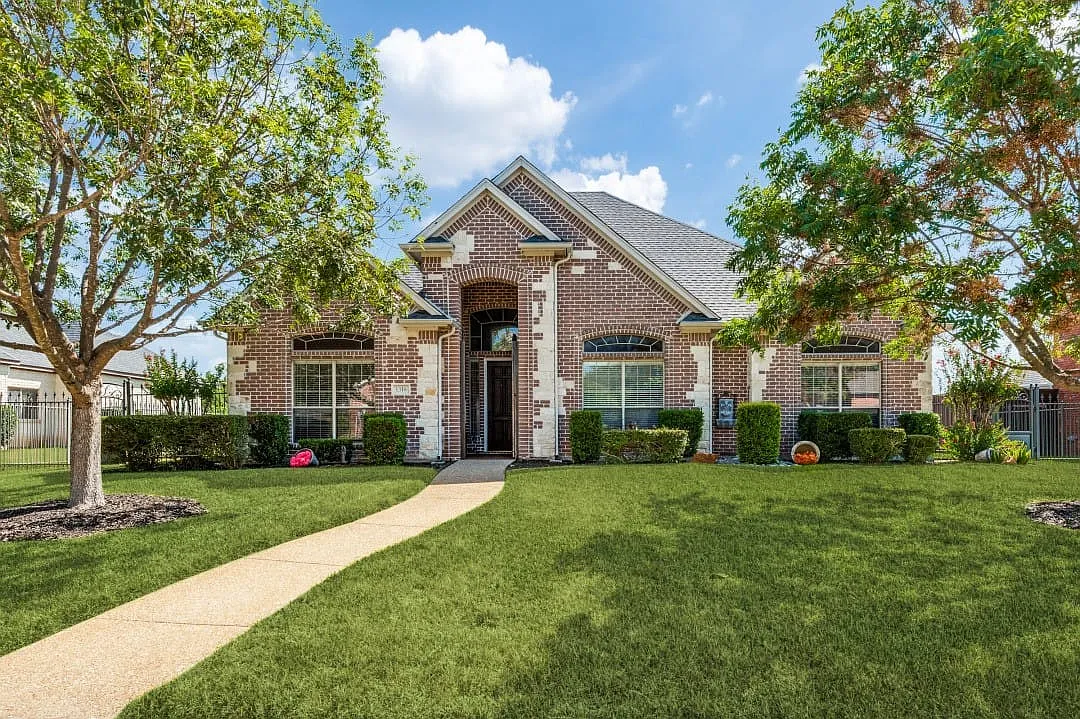 3 bed, 2.5 bath, 2217 sqft, $2,300 — Photo 1