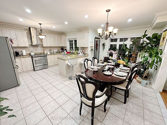 3rd image of 384 Spruce Grove Cres