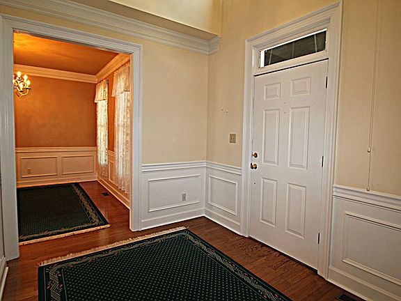 3rd image of 4570 Oxford Dr
