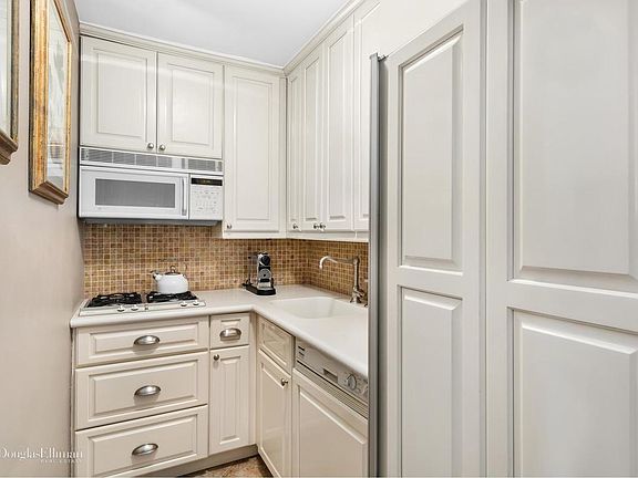 3rd image of 101 W 12th St APT 12Y