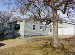 228 9th St W, Dickinson, ND 58601