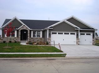 5838 Vanderginst Ct, Bettendorf, IA 52722