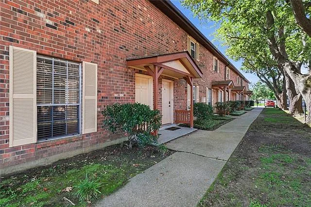 2 bed, 1.5 bath, 1100 sqft, $1,300 — Photo 2