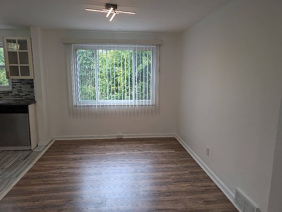 5th image of 125 E Willock Rd