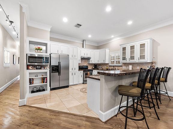 3rd image of 817 W 26th St