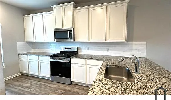 5 bed, 2703 sqft, $3,000 — Photo 4