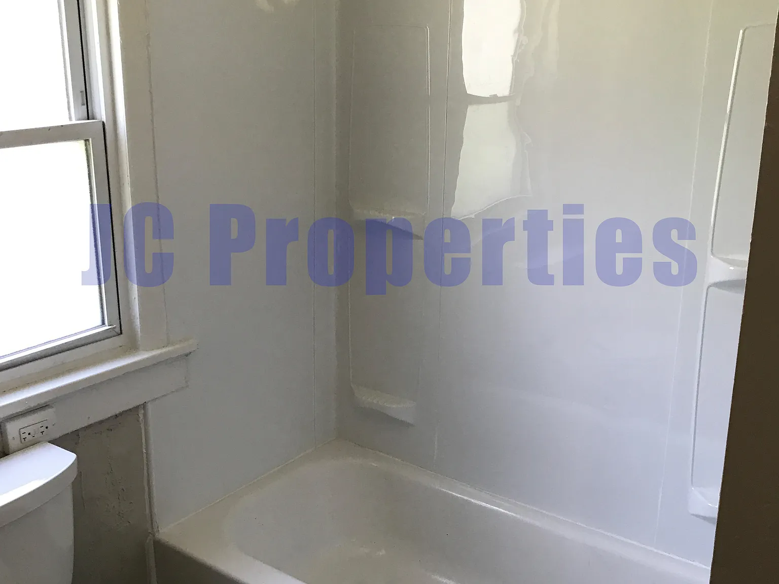 1252 Catalpa Dr — Photo 3