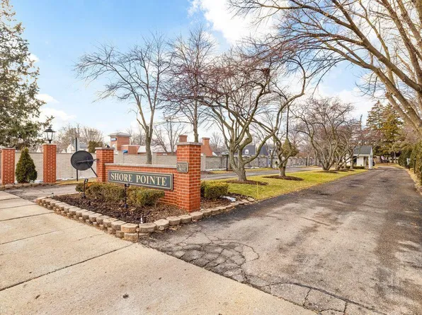 1965 Shorepointe Ln, Grosse Pointe Woods, MI 48236