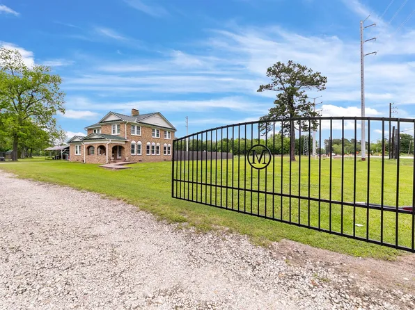 2222 N Main St, Highlands, TX 77562