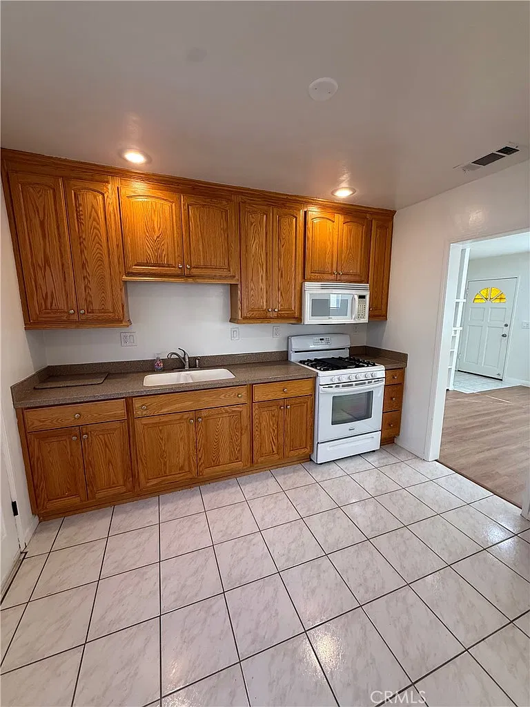 2 bed, 965 sqft, $3,750 — Photo 3