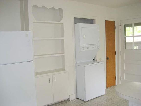 4th image of 1042 Linden St
