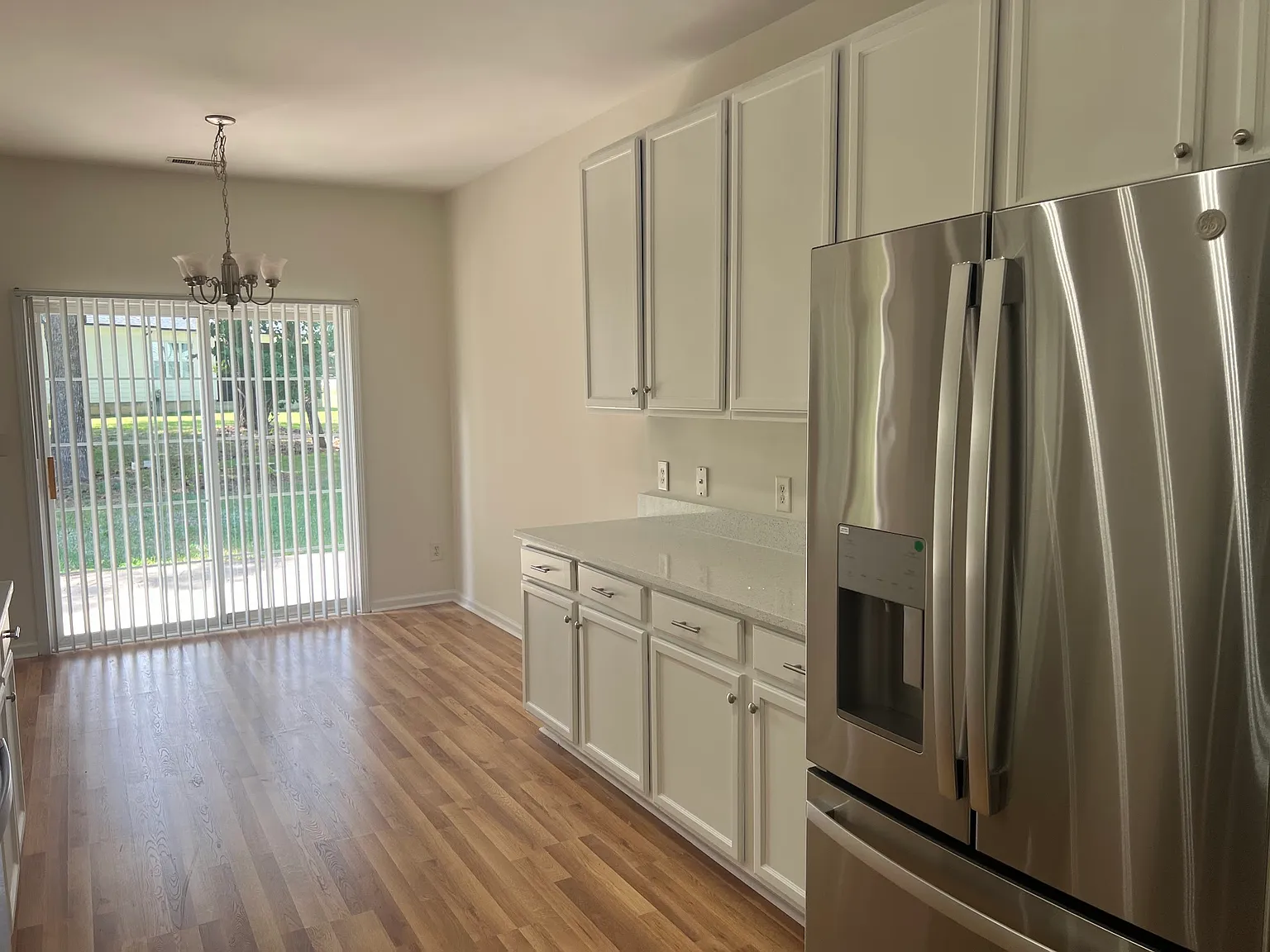 3 bed, 2.5 bath, 1918 sqft, $2,050 — Photo 4