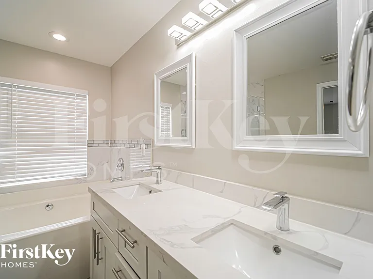 629 NE Juanita Ct — Photo 11